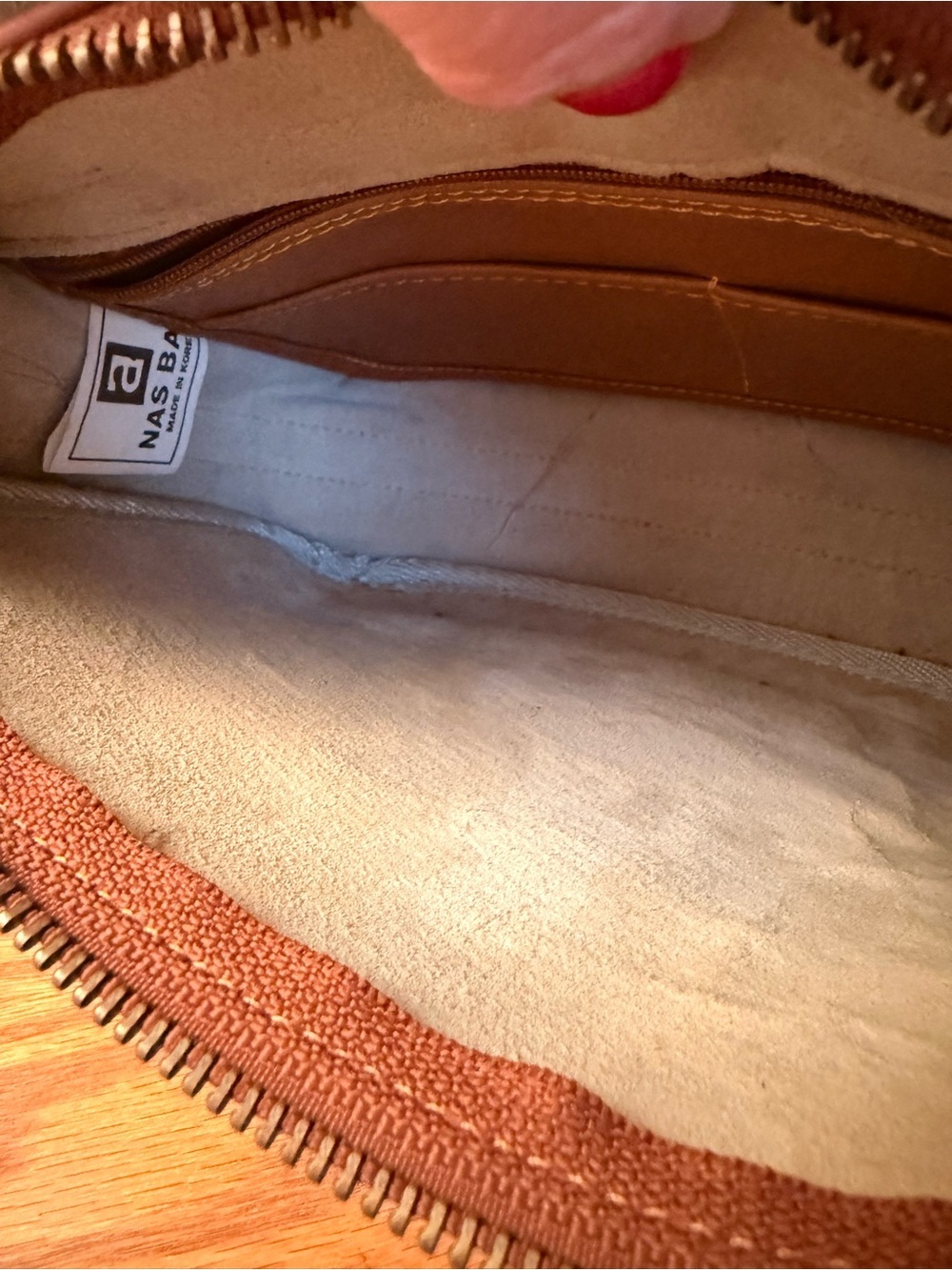 Vintage Dooney & Bourke Tan Leather Crossbody Saddle Bag with Gold Hardware - Picture 6 of 8